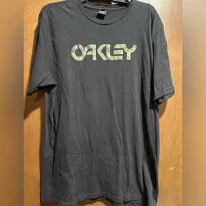 Men’s Oakley tee